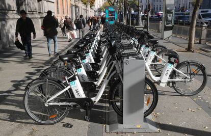 Estación de BiciMad en la calle Alcalá, cerca de la plaza de Cibeles.