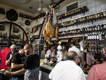 La barra del centenario bar Casa Puga, taberna fundada en 1870, la segunda más antigua de Andalucía.