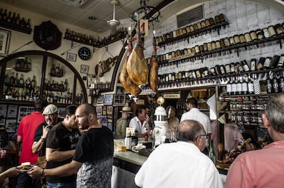 La barra del centenario bar Casa Puga, taberna fundada en 1870, la segunda más antigua de Andalucía.