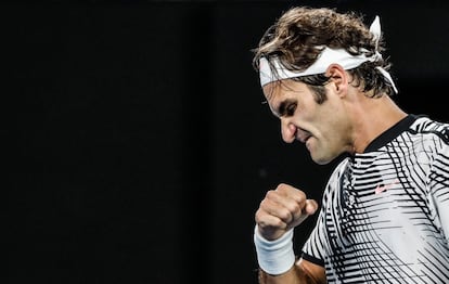 Roger Federer se alegra después de marcar un tanto.