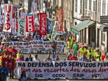 Cabecera de la manifestación, convocada por varios sindicatos y respaldada por los partidos de oposición, para reclamar la defensa de los servicios públicos, el mes de septiembre pasado en Santiago.