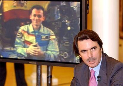 El presidente, en la Moncloa durante la videoconferencia con el astronauta español (en la pantalla).