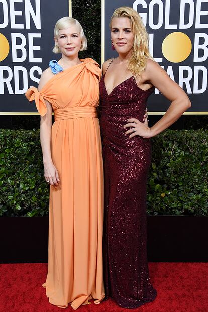 Michelle Williams, ganadora del Globo de Oro a mejor actriz de miniserie por Fosse/Verdon, vistió un Louis Vuitton naranja y acudió con su mejor amiga, Busy Philipps, que se decantó por un Monique Lhuillier de lentejuelas.