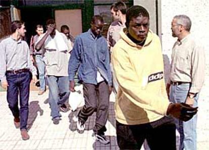 Un grupo de inmigrantes del <i>Ashva</i>, el 23 de abril, cuando fueron trasladados a Gran Canaria.