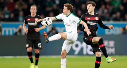 Kai Havertz (d) intenta robar el bal&oacute;n ante el Werder Bremen.