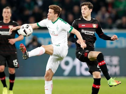 Kai Havertz (d) intenta robar el bal&oacute;n ante el Werder Bremen.