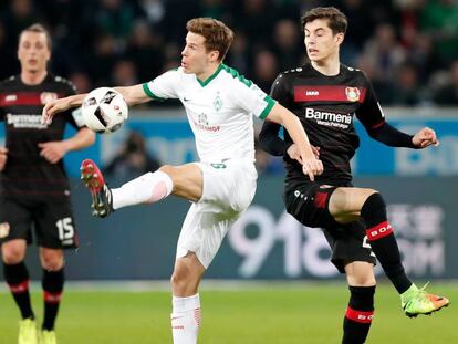 Kai Havertz (d) intenta robar el bal&oacute;n ante el Werder Bremen.