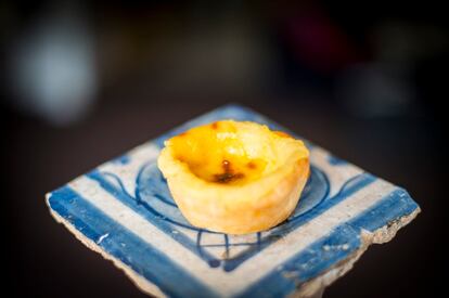 
Nótese el maridaje baldosa portuguesa-pastel de Belem. / AINHOA GOMÀ