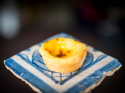 
Nótese el maridaje baldosa portuguesa-pastel de Belem. / AINHOA GOMÀ