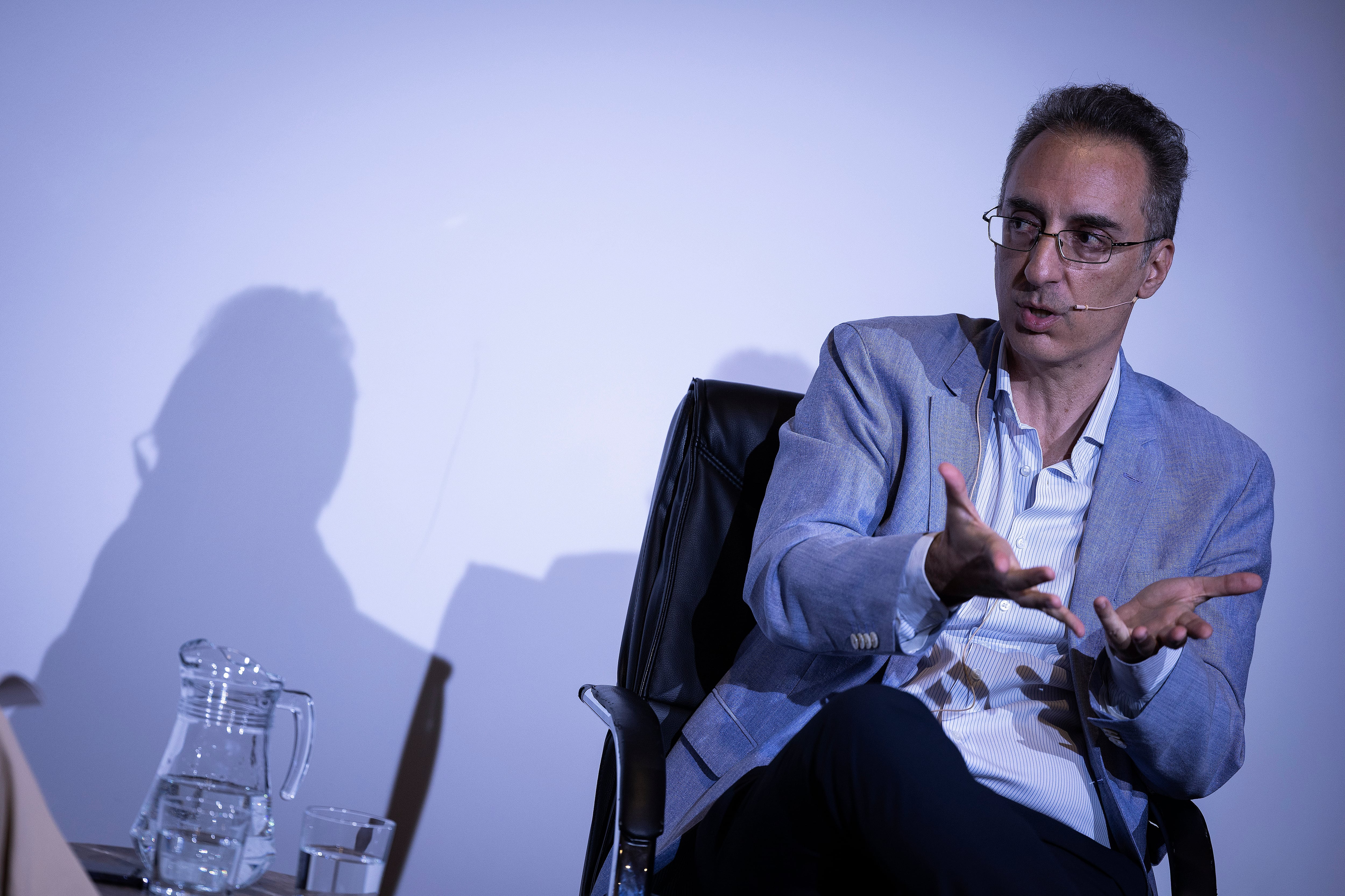 El periodista Andrea Rizzi en el primer encuentro para Amigos de EL PAÍS.