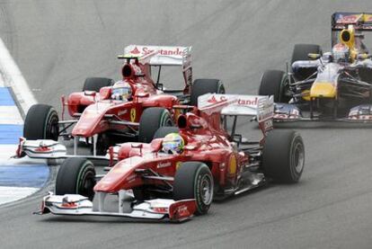 Massa, en primer término, supera a Alonso y Vettel durante la carrera de Alemania.