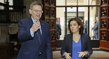 El Presidente de la Generalitat, Ximo Puig, y la vicepresidenta del Gobierno, Soraya S&aacute;enz de Santamar&iacute;a, hoy, en el Palau.