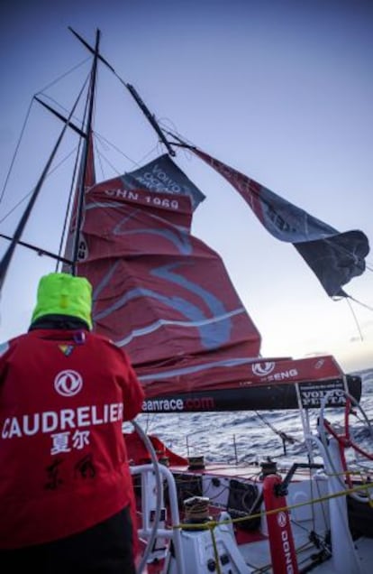 El Dongfeng con el mástil roto se dirige a Ushuaia, Argentina.