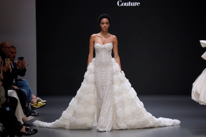 Una modelo en el desfile de The Atelier durante Barcelona Bridal Fashion Week 2024