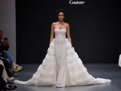 Una modelo en el desfile de The Atelier durante Barcelona Bridal Fashion Week 2024
