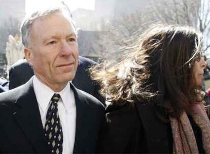 El ex asesor de Bush abandona el tribunal tras escuchar el veredicto del jurado.
