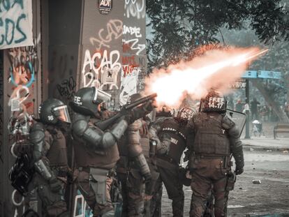 Carabineros dispara cartucho lacrimógeno durante las protestas de octubre de 2019, Santiago, Chile.