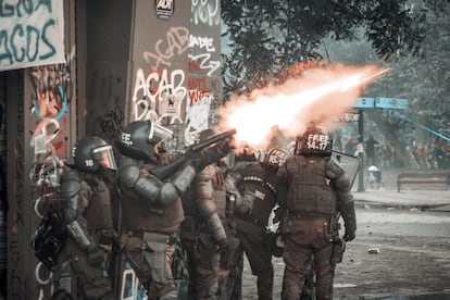 Carabineros dispara cartucho lacrimógeno durante las protestas de octubre de 2019, Santiago, Chile.