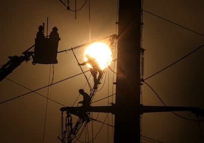 cables de alta tensión en Santiago. Alza de los precios de la luz en Chile