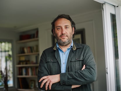 Sebastián Valenzuela en su casa en Vitacura (Santiago de Chile).