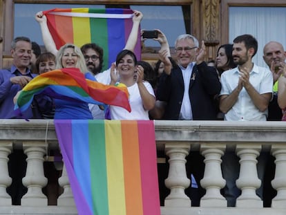 El colectivo LGTB despliega su bandera en el balc&oacute;n del Ayuntamiento de Valencia.