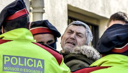 Jordi Magentí és traslladat pels Mossos a un registre a la casa del seu tiet el maig passat.