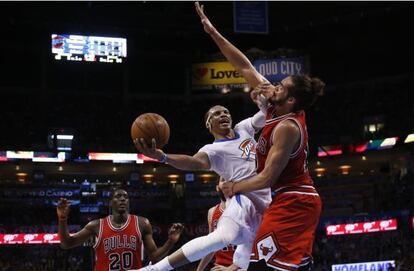 Westbrook lanza a canasta ante Noah.