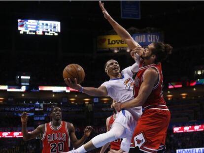 Westbrook lanza a canasta ante Noah.