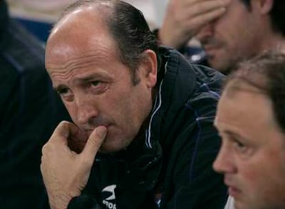 Miguel Ángel Lotina, el entrenador de la Real Sociedad, pensativo en el banquillo.