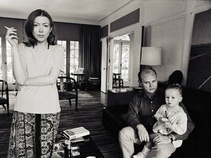 Joan Didion, su marido y su hija en su casa de Los Ángeles, en 1968.