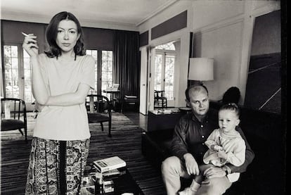 Joan Didion, su marido y su hija en su casa de Los Ángeles en 1968.