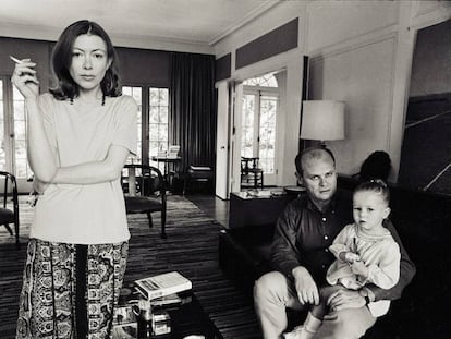 Joan Didion, su marido y su hija en su casa de Los Ángeles, en 1968.