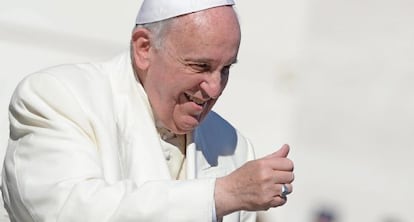 El Papa Francisco gesticula en la Plaza de San Pedro, en el Vaticano, este miércoles