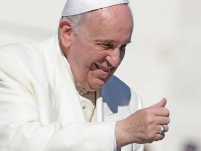 O Papa Francisco na praça de São Pedro, no Vaticano.