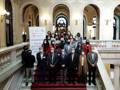 Representantes de las entidades y los partidos que han presentado la propuesta de ley de sinhogarismo.