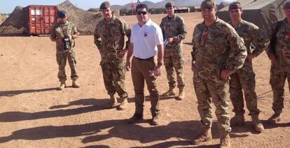 El ministro principal de Gibraltar, Fabián Picardo, con las tropas del Ejército gibraltareño destacadas en Marruecos.