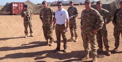 El ministro principal de Gibraltar, Fabi&aacute;n Picardo, con las tropas del Ej&eacute;rcito gibraltare&ntilde;o destacadas en Marruecos. 