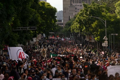 Una multitud marcha en las calles del Centro Histórico.