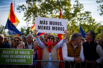 Asistentes a la manifestación contra los casos de corrupción que achacan al Gobierno del PSOE, este domingo en Madrid. 