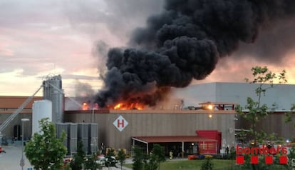 Imagen del incendio de este martes en la fábrica de Coca-Cola de Motornès del Vallès