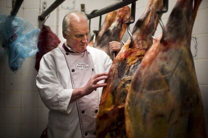 Un carnicero manipula una pieza de carne de caballo en Holanda.