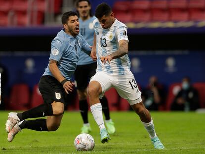 El central argentino, Cristián Romero, se impone ante Luis Suárez.