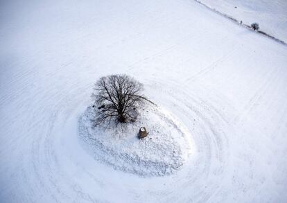Imagen tomada con un drone muestra el paisaje nevado en Stieten (Alemania), el 27 de febrero.  