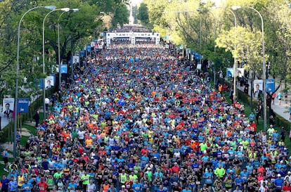 Miles de corredores inundan el paseo de la Castellana durante la salida de la prueba.