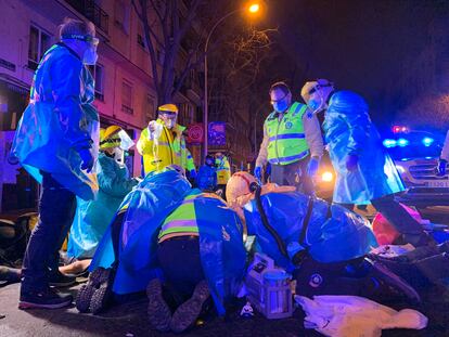 Efectivos del Samur atienden al motorista en el accidente de la calle Embajadores esquina con Tomás Borrás.