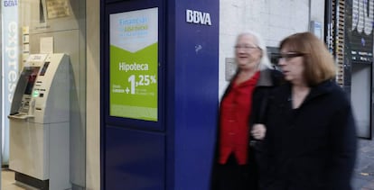 Ofertas de préstamos en una sucursal de BBVA.