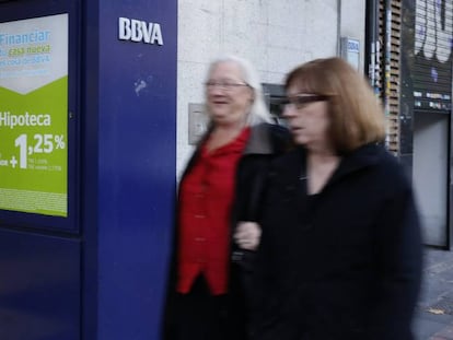 Ofertas de pr&eacute;stamos en una sucursal de BBVA.