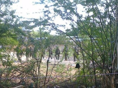 Forces de Defensa de Kènia es dirigeixen a la Universitat de Garissa, aquest dijous.