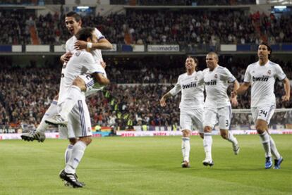Di María salta a abrazarse a Carvalho tras el gol del central portugués.
