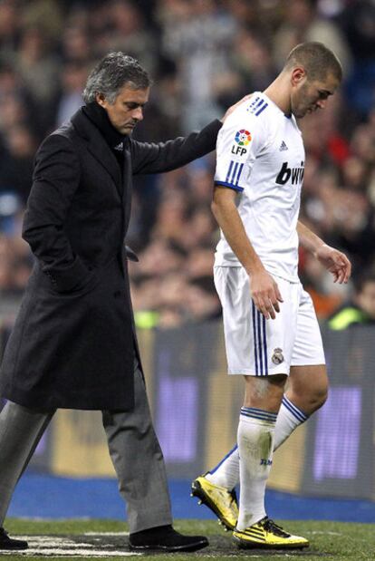 Mourinho consuela a Benzema mientras le pitan, el jueves pasado.